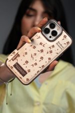 قاب موبایل آیفون گل چهارفصل فرگننت چرمی + استندقلبی - تصویر 2