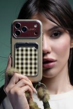 قاب موبایل آیفون قلب آیینه ای سبز + بندست پشمی - تصویر 5