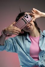 قاب موبایل آیفون قلب آیینه ای صورتی + بندست پشمی - تصویر 5