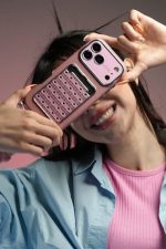 قاب موبایل آیفون قلب آیینه ای صورتی + بندست پشمی - تصویر 3
