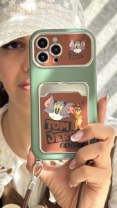 قاب موبایل آیفون تام و جری سبز و قهوه ای جاکارتی دار + بندست - تصویر 4