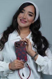 قاب موبایل آیفون گل رز سلطنتی + بندست چرمی - تصویر 4